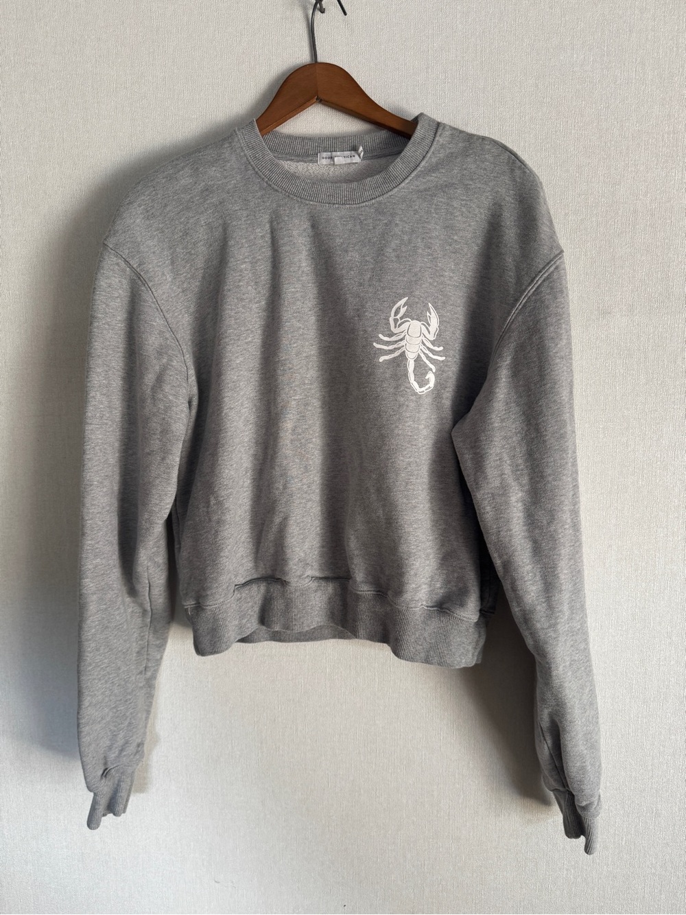 Good American Women’s Gray Crewneck Sweater with Scorpion Motif